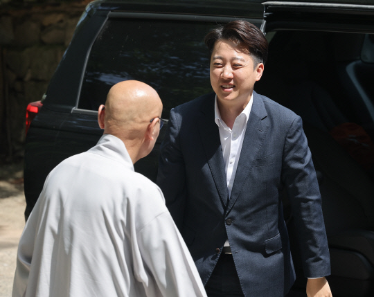 이준석 개혁신당 대선 후보가 14일 부산 금정구 범어사 안양암에 도착해 인사를 하고 있다.연합뉴스
